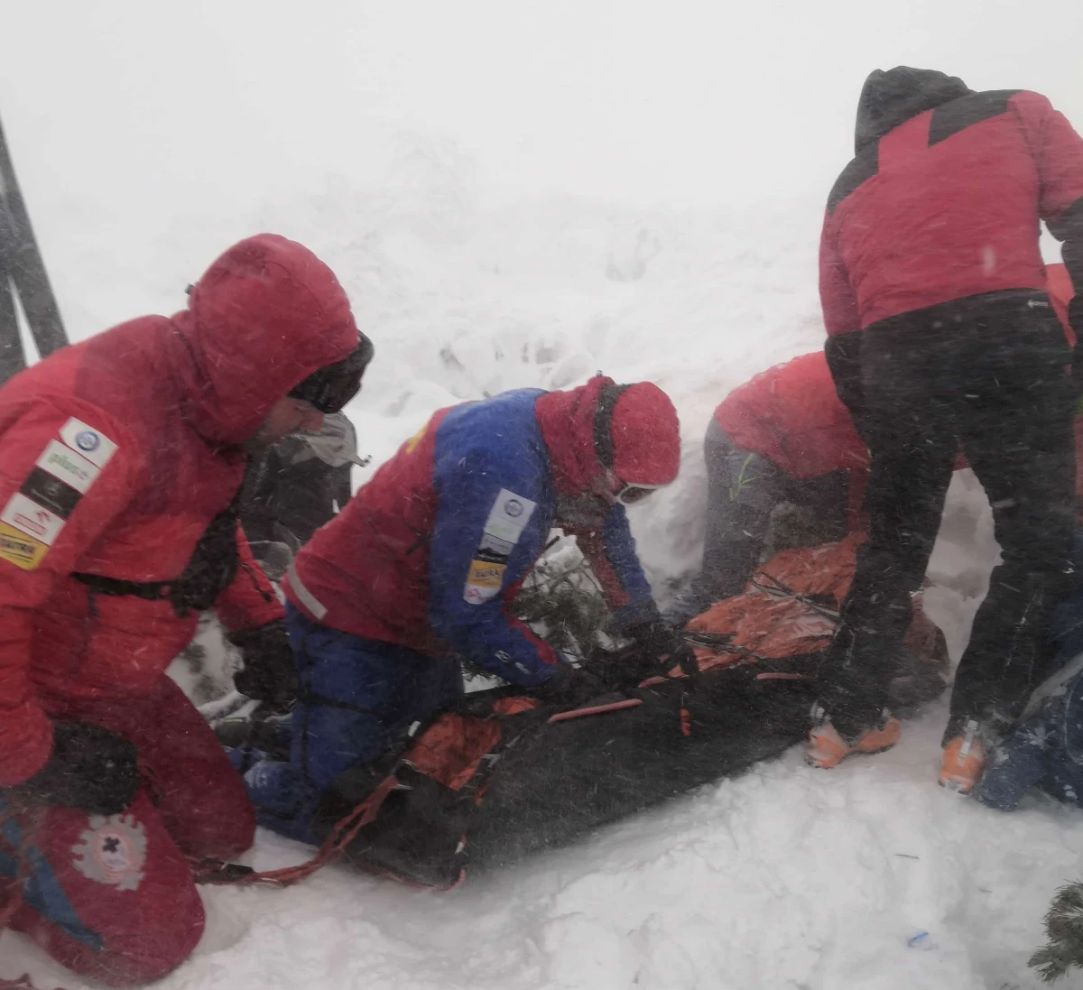 Ponad 20 ratowników górskich interweniowało dziś w Beskidzie Żywieckim. Grupa pięciu osób chciała zdobyć szczyt Babiej Góry mając na sobie jedynie krótkie spodenki i buty. Stan jednej z uczestniczek wyprawy był na tyle zły, że nie mogła ona samodzielnie wrócić na przełęcz Krowiarki. 