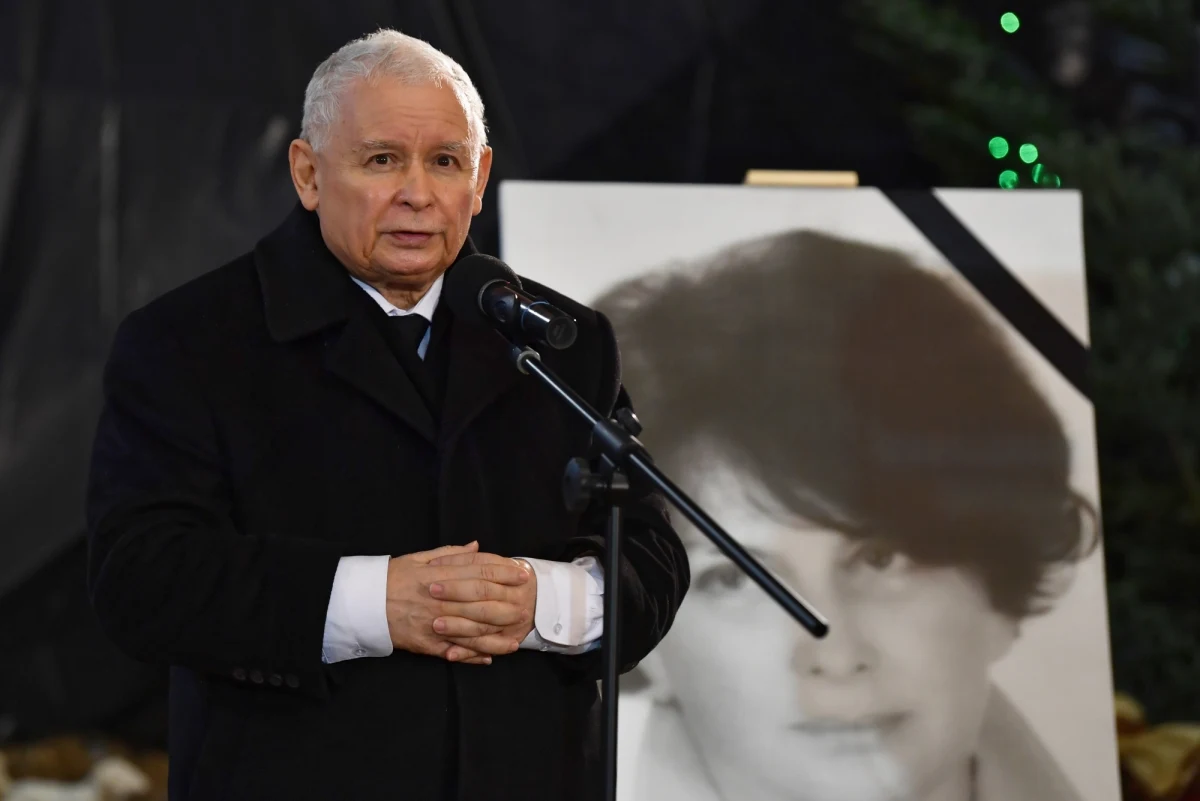 "Dzisiaj odrzucenie zła jest czymś niezwykle istotnym, bo to zło atakuje - atakuje nasz kraj, naszą ojczyznę, nasz naród, atakuje instytucję, która jest w centrum naszej tożsamości - atakuje Kościół, Kościół katolicki" - mówił w kościele w Starachowicach wicepremier, prezes PiS Jarosław Kaczyński.