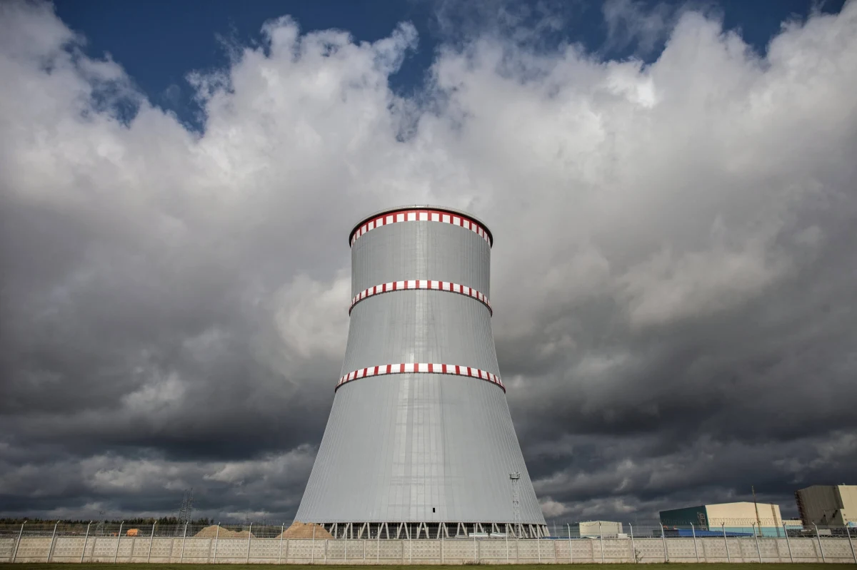 Pierwszy blok białoruskiej elektrowni atomowej w Ostrowcu, w obwodzie grodzieńskim, został odłączony od zasilania; zadziałał system ochrony generatora - poinformowało ministerstwo energetyki Białorusi. Zapewniło również, że poziom promieniowania w rejonie elektrowni jest w normie. "Nasze stacje pomiarowe rozmieszczone przy granicy z Białorusią nie odnotowały żadnych odchyleń od normy" - oświadczył z kolei Stanisław Janikowski rzecznik Państwowej Agencji Atomistyki (PAA). 