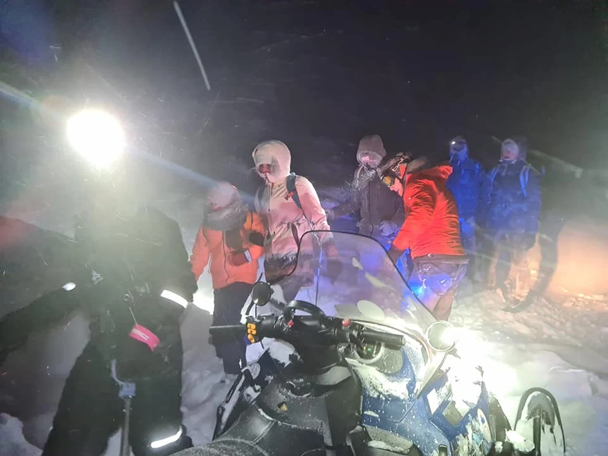 10-osobową grupę turystów musieli w nocy sprowadzić z wysokich partii Karkonoszy ratownicy GOPR. Turyści utknęli w rejonie Spalonej Strażnicy na zachodnim krańcu Równi pod Śnieżką.