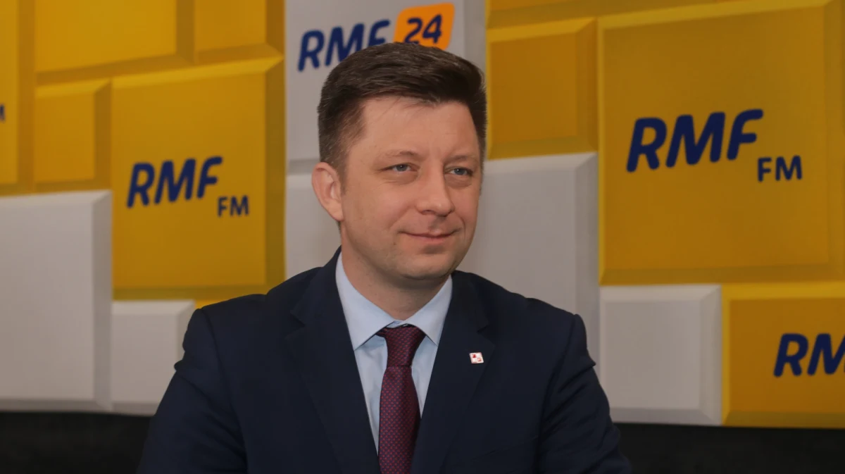 "Dzisiejsza dostawa (szczepionki przeciwko Covid-19 - red.) jest w sposób zasadniczy mniejsza od dotychczasowych" – powiedział w internetowej części Porannej rozmowy w RMF FM Michał Dworczyk. „Wynosiły one ok. 360 tysięcy dawek. Kolejne dostawy mają być nieco mniejsze niż 360 tysięcy" – dodał szef kancelarii premiera i pełnomocnik rządu do spraw szczepień zaznaczając jednocześnie, że „po 15 lutego - i to jest deklaracja ustna - ma być tych szczepionek z kolei więcej”. Zastrzegł jednak, że "bardzo ostrożnie podchodzi do różnego rodzaju deklaracji składanych czy to ustnie czy to nawet oficjalnie". "One już wielokrotnie się zmieniały" - powiedział Dworczyk.