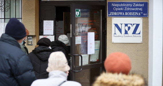 To nie wirus się roznosi, tylko my go roznosimy - podkreślił w rozmowie z PAP wirusolog prof. Włodzimierz Gut. Jego zdaniem, największym problemem wpływającym na liczbę zakażeń koronawirusem nie są mutacje wirusa, a niedostateczne ograniczenie kontaktów społecznych.