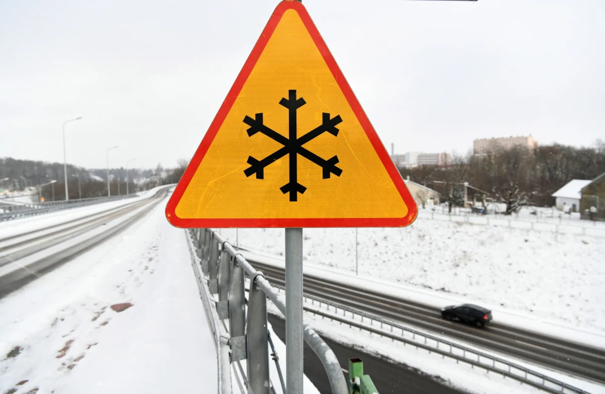 Silny mróz w całym kraju - aktualne ostrzeżenia IMGW wskazują, że alert pierwszego stopnia dotyczy już całej Polski. "Lokalnie na północnym wschodzie możliwy spadek temperatury do -27°C" - informuje IMGW. 