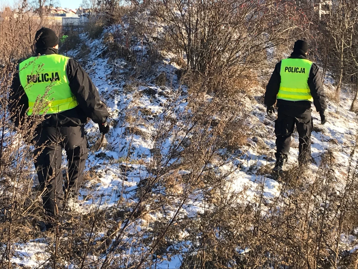 Ciało 21-latka wyłowiono ze stawu na terenie Szacht w Poznaniu. Policja ustaliła już tożsamość mężczyzny. Teraz bada przyczyny tragedii.