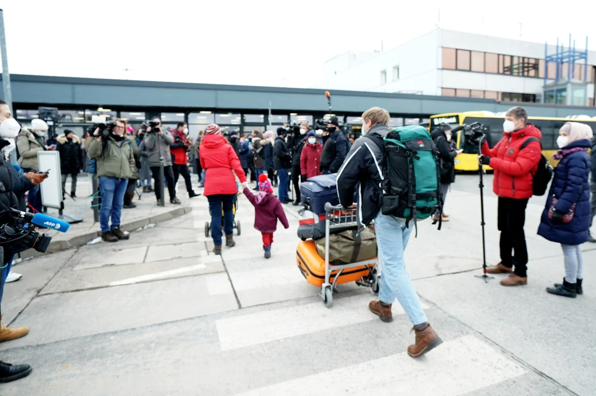Rosyjski opozycjonista Aleksiej Nawalny odleciał w niedzielę z Berlina do Moskwy na pokładzie samolotu rosyjskich linii lotniczych Pobieda. Samolot planowo powinien wylądować w Moskwie o godz. 19.20 czasu lokalnego. Agencja Reutera podała, że lotnisko Wnukowo zostało zamknięte dla przylotów. Wylądował w niedzielę wieczorem na lotnisku Szeremietiewo - poinformowała rzeczniczka polityka Kira Jarmysz na Twitterze. Jak podaje TV Dożd, Nawalny został zatrzymany podczas kontroli paszportowej na lotnisku Szeremietiewo w Moskwie.