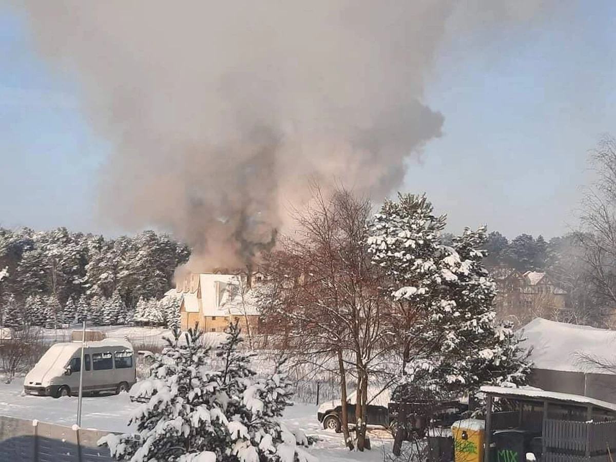 Pożar hotelu przy ul. Turystycznej w Augustowie. Kłęby dymu widać z daleka, na miejscu pracuje około 30 jednostek straży pożarnej.
