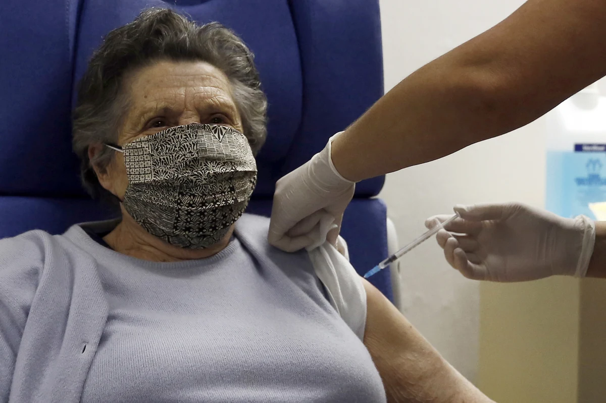 "Około 180 tys. dawek szczepionki przeciw Covid-19 od firmy Pfizer dotrze w poniedziałek do Polski" - poinformował w niedzielę szef kancelarii premiera i pełnomocnik rządu ds. szczepień Michał Dworczyk.