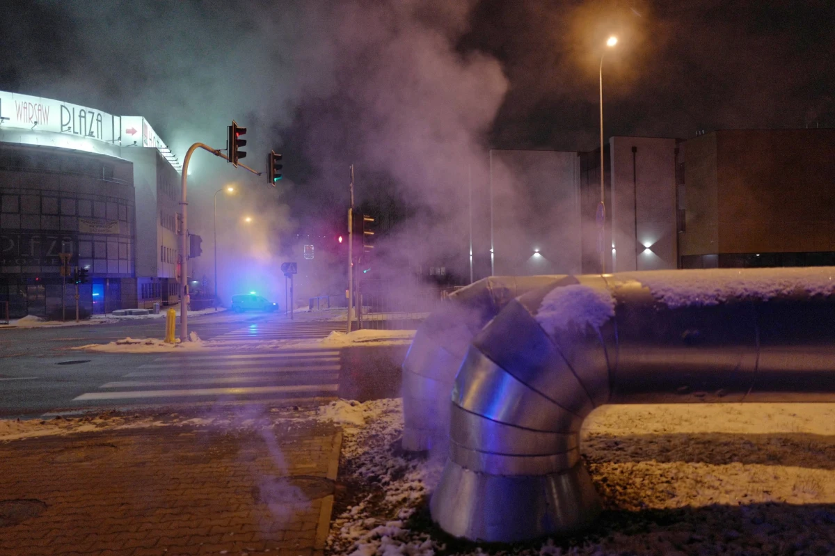 W Warszawie doszło do kolejnej awarii sieci ciepłowniczej, tym razem na Ursynowie. Bez dostaw ciepła jest 19 budynków - przekazała PAP w niedzielę wieczorem Veolia Energia Warszawa. Ciepło powinno wrócić do lokali w poniedziałek o godz. 16.