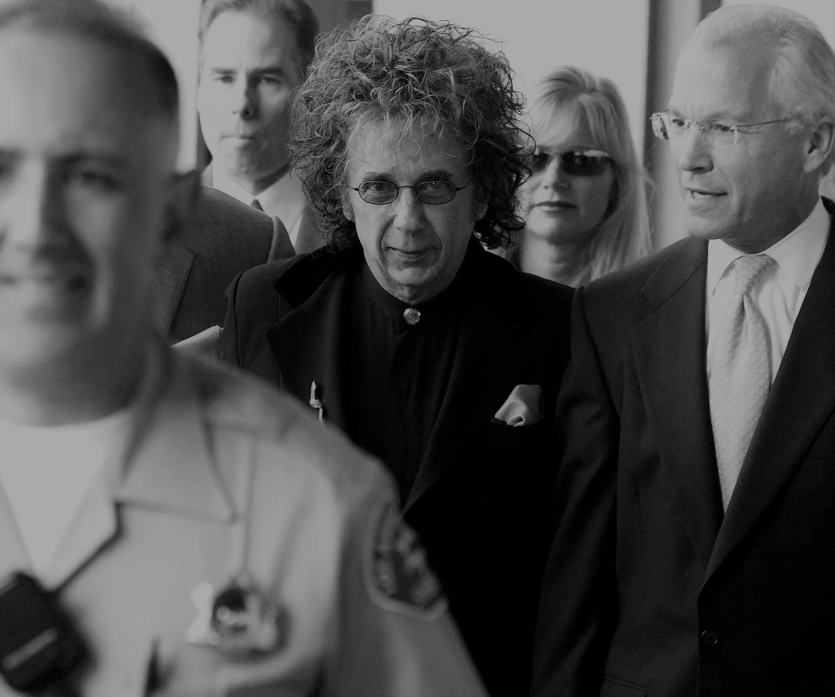 Phil Spector, ekscentryczny producent muzyczny, który zrewolucjonizował muzykę rockową za pomocą techniki "spectorowskiej ściany dźwięku" i który później został skazany za morderstwo, zmarł w wieku 81 lat - poinformowała agencja AP.
