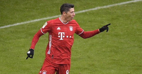 Robert Lewandowski strzelił gola i pomógł Bayernowi w odniesieniu zwycięstwa nad SC Freiburg 2:1 w meczu 16. kolejki niemieckiej ekstraklasy. Broniący tytułu piłkarze z Monachium umocnili się na prowadzeniu w tabeli, bo drużyny plasujące się bezpośrednio za nimi straciły punkty.