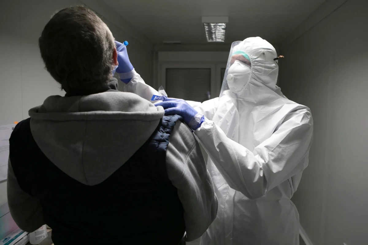 Ministerstwo Edukacji i Nauki opublikowało wyniki badań przesiewowych wśród nauczycieli na obecność koronawirusa. Testy na SARS-CoV-2 wykonano u blisko 134 tys. nauczycieli klas I-III i pracowników szkół; wyniki otrzymało 122 tys. z nich. Pozytywny test na obecność koronawirusa otrzymały 2422 osoby tj. 2 proc. wszystkich, którzy otrzymali wyniki - przekazano w komunikacie. 