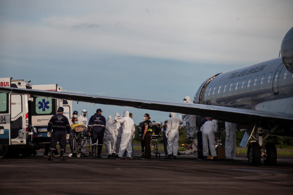 Dramatyczny apel brazylijskiego stanu Amazonas do rządu: "jesteśmy u kresu sił, pandemia sprawia, że w ciągu ostatniego tygodnia mieliśmy tu liczbę zakażeń o 130 proc. większą niż dotąd". Właśnie w tym stanie ostatnio wykryto nową, jeszcze bardziej zaraźliwą mutację koronawirusa.