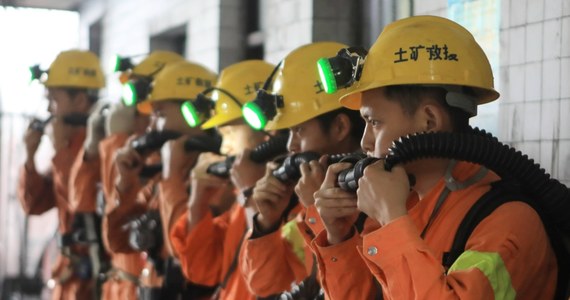 Dramatyczna akcja ratunkowa we wschodnich Chinach. Od ponad tygodnia ratownicy próbują dotrzeć do górników uwięzionych pod ziemią w wyniku wybuchu w kopalni złota. Doszło do niego 10 stycznia. Pod ziemią było 22 górników. Wiadomo, że 12 z górników żyje i czeka na ratunek - podała oficjalna chińska agencja prasowa Xinhua. Los 10 mężczyzn jest nieznany. 