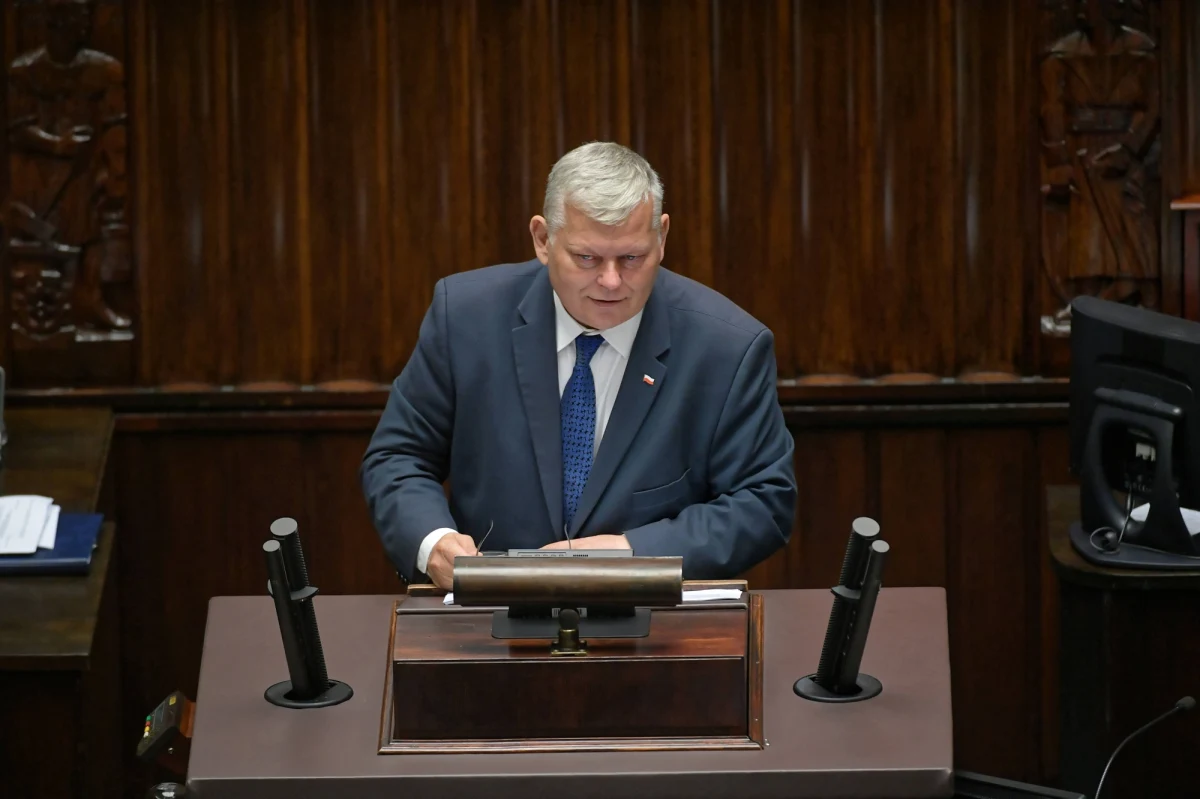 Poseł PiS Marek Suski padł ofiarą hakerów. Ktoś włamał się na jego konto na Twitterze i zamieścił tam m.in. zdjęcie roznegliżowanej kobiety.