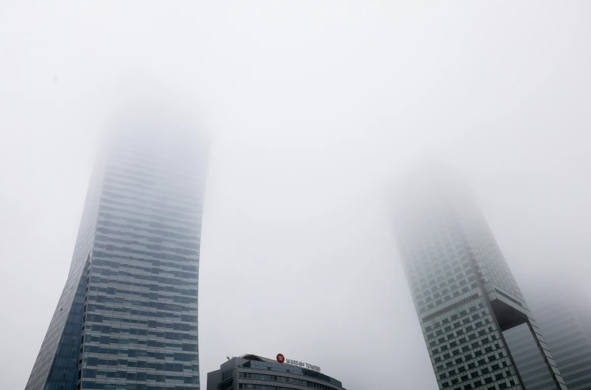 Ponad 20 stopni Celsjusza poniżej zera i wielokrotnie przekroczone normy zanieczyszczeń powietrza: w nowy tydzień weszliśmy z mrozami i smogiem. Fatalnie oddychało się o poranku w Warszawie i okolicach: w jednej z podwarszawskich miejscowości zanotowano stężenie najbardziej szkodliwego dla nas pyłu PM2,5 na poziomie 1400 procent normy. Bardzo złe było przed południem powietrze również w innych regionach kraju. W niektórych powiatach w Śląskiem normy przekroczone zostały nawet 10-krotnie.