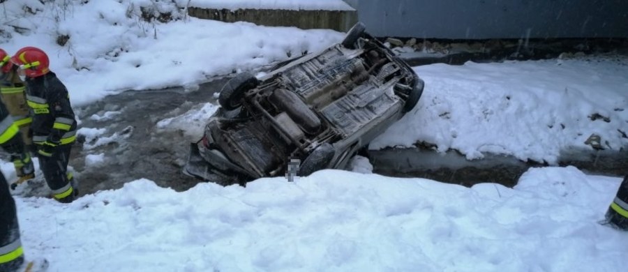 Do szpitala z urazem kręgosłupa trafiła 20-latka ranna w wypadku w Mchawie na Podkarpaciu. Jej auto spadło z wiaduktu do rzeki i wylądowało na dachu.