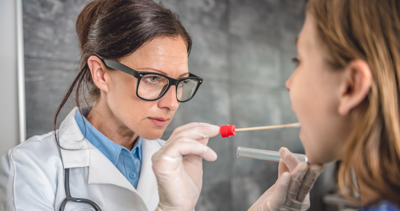 Stworzone przez firmę Tally Health narzędzie o nazwie CheekAge precyzyjnie wskazuje wiek biologiczny organizmu i przewiduje ryzyko śmierci. To tzw. "zegar epigenetyczny" który monitoruje modyfikacje zwane markerami metylacji, gromadzące się w naszym genomie przez całe życie i wpływające na to, jak nasze geny są odczytywane i przekształcane w białka.