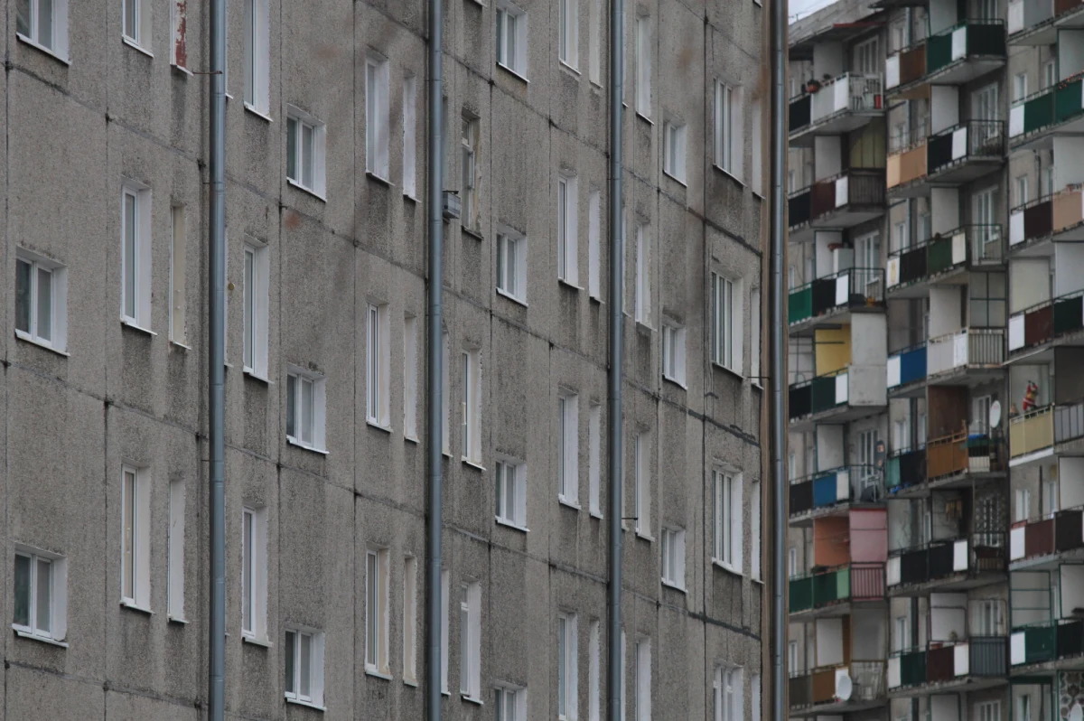 Policja pod nadzorem prokuratury wyjaśnia okoliczności zdarzenia, do którego doszło rano w Wieruszowie. Z balkonu mieszkania na czwartym piętrze wypadło 5-letnia dziewczynka. 