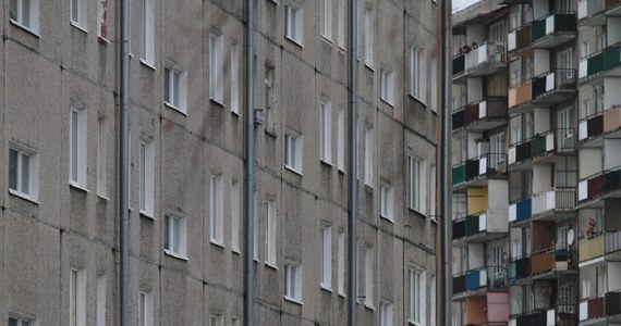 Policja pod nadzorem prokuratury wyjaśnia okoliczności zdarzenia, do którego doszło rano w Wieruszowie. Z balkonu mieszkania na czwartym piętrze wypadło 5-letnia dziewczynka. 