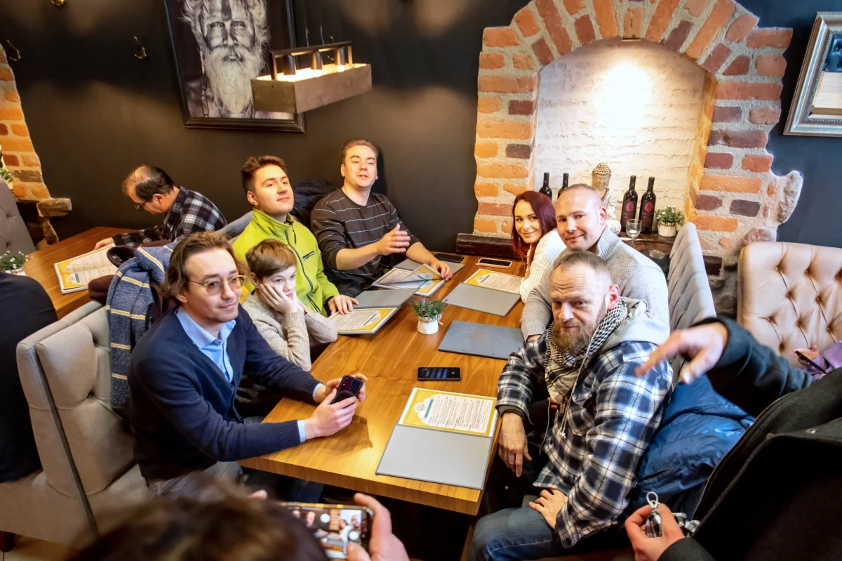 Jeszcze w lutym możliwe jest otwarcie najmocniej dotkniętych kryzysem branż: taki - bardzo zawoalowany - sygnał wysłał do przedsiębiorców premier Mateusz Morawiecki. Chodzi o restauracje, siłownie i hotele.