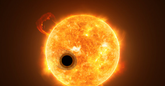 Astronomowie z Université de Montréal odkryli, że jądro gazowego olbrzyma, planety pozasłonecznej WASP-107b ma masę dużo mniejszą, niż się spodziewano. Odrycie opisane na łamach czasopisma "Astronomical Journal" ma istotne znaczenie, bowiem poddaje w wątpliwość dotychczasowe teorie na temat procesu powstawania tego typu planet. Do tej pory wydawało się, że jądro takiej planety, po to by móc zgromadzić wokół siebie i utrzymać tak duże ilości gazu, musi być znacznie bardziej masywne. 