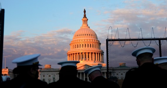 ​Uczestnicy próby inauguracji nowego prezydenta USA Joe Bidena zostali ewakuowani z zachodniej strony Kapitolu. Powodem tej sytuacji jest okoliczny pożar.