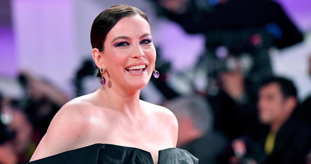 Ostatnią z hollywoodzkich gwiazd, które przyznały się do tego, że chorowały na koronawirusa, jest Liv Tyler. Aktorka poinformowała, że o pozytywnym wyniku testu na koronawirusa dowiedziała się w sylwestra. Przez 10 dni musiała być odizolowana od rodziny, gdyż jej bliscy byli zdrowi.