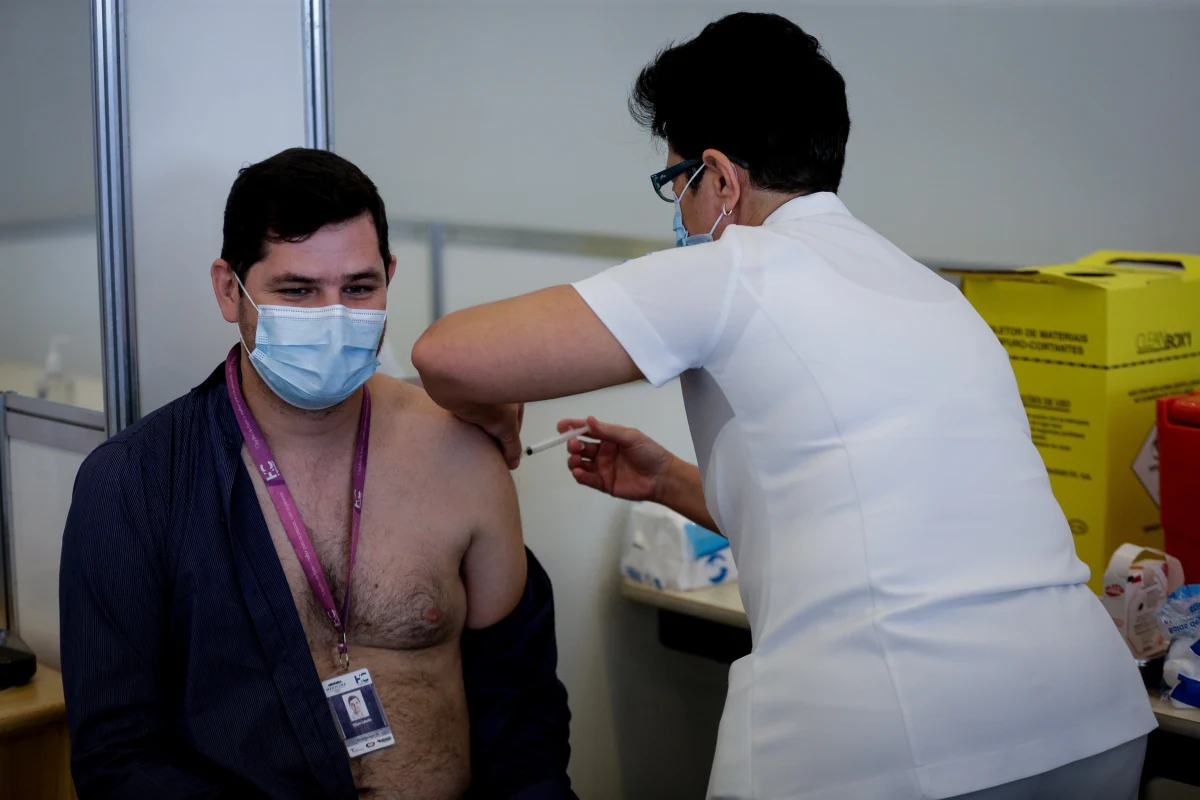 Szczepienie przeciwko Covid-19 preparatem firm Pfizer/BioNTech powoduje wytworzenie większej liczby przeciwciał niż zakażenie koronawirusem i wyzdrowienie - przekazał przedstawiciel izraelskiego resortu zdrowia w poniedziałek podczas posiedzenia komisji Knesetu.