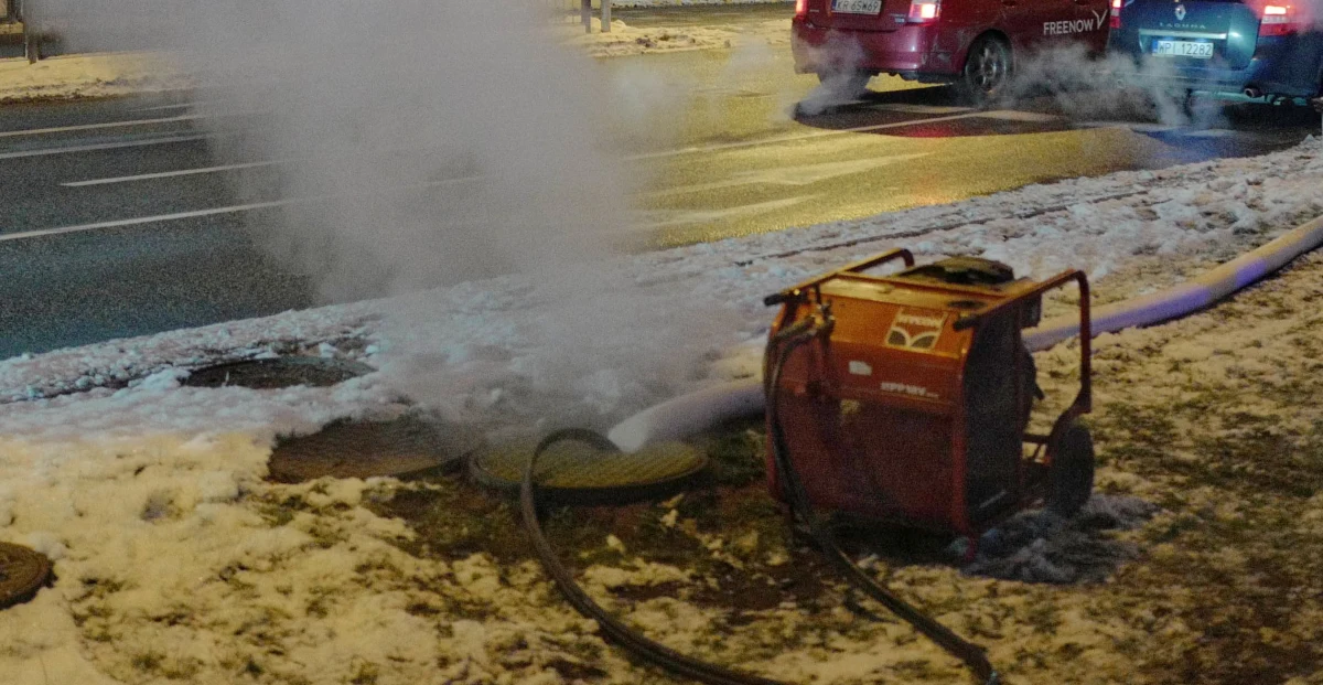 ​Siedem budynków w Warszawie w rejonie ul. Solec będzie bez ogrzewania do wtorku rano. W wyniku awarii sieci ciepłowniczej nastąpiła tam przerwa w dostawach ciepła.