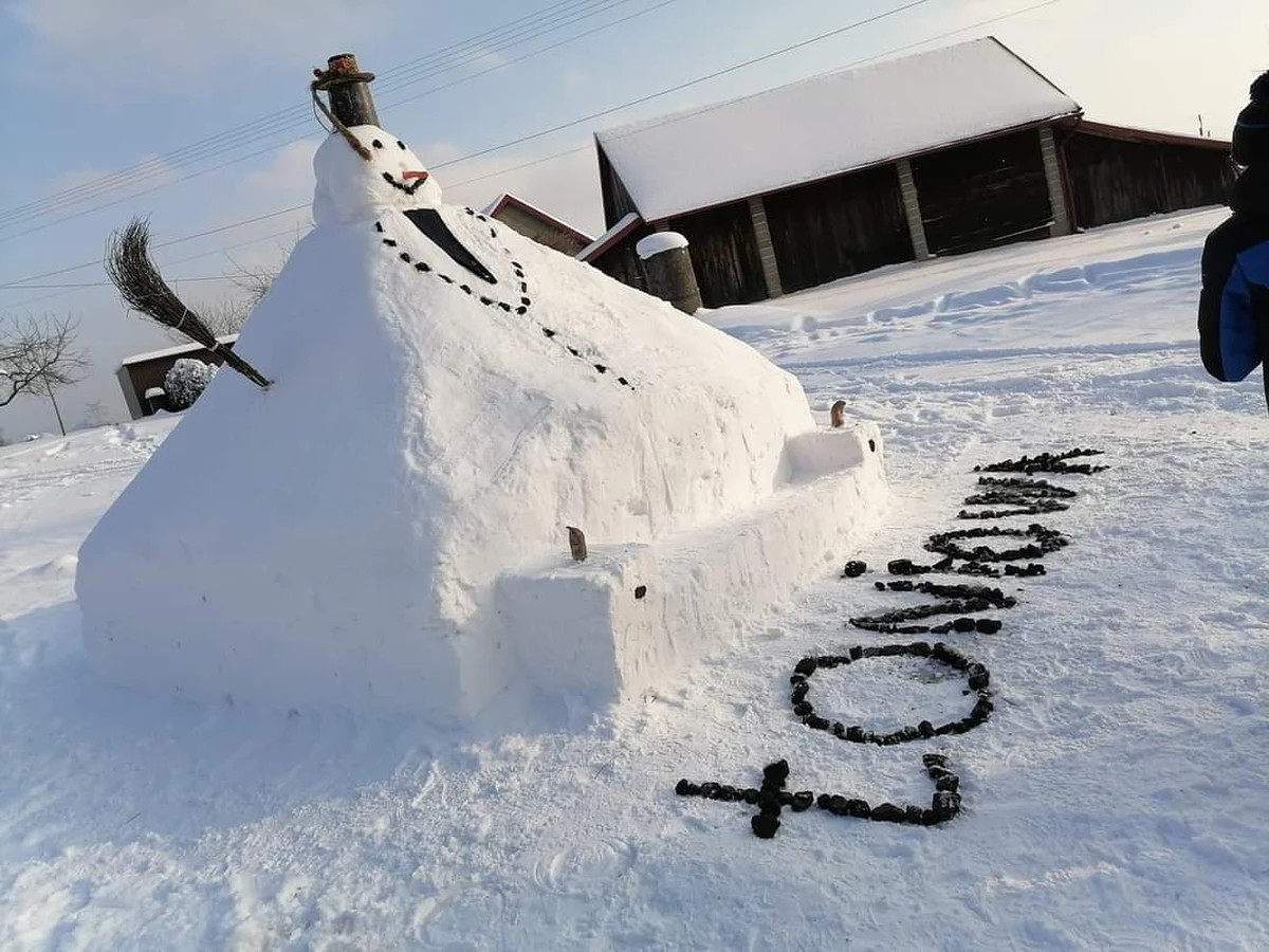Zima wróciła do Polski. Na naszą skrzynkę mailową dostaliśmy zdjęcie bałwana, którego ulepili mieszkańcy Łoniowej w województwie małopolskim. Bałwan jest ogromny! Ma 3,7 m szerokości i ponad 3,5 m wysokości. Zobaczcie zdjęcia. 