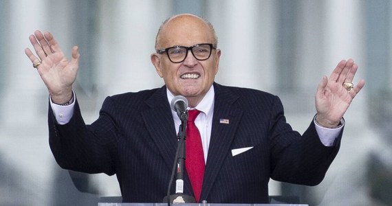 Osobisty prawnik prezydenta USA Donalda Trumpa Rudy Giuliani powiedział w telewizji ABC News, że nie wejdzie w skład zespołu broniącego ustępującego szefa państwa w procesie impeachmentu. Uzasadniał to faktem, że jest świadkiem w postępowaniu.