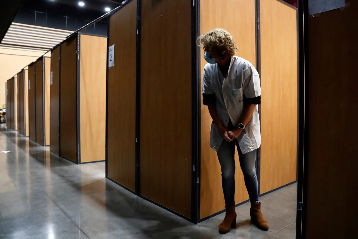 Opublikowany w poniedziałek w Genewie wstępny raport niezależnego gremium ekspertów na temat globalnych działań przeciwko zagrożeniu koronawirusem mówi, że władze Chin mogły w styczniu ubiegłego roku energiczniej podejmować kroki hamujące rozwój pandemii. Eksperci krytykują również Międzynarodową Organizację Zdrowia (WHO) za to, że do 30 stycznia nie zadeklarowała międzynarodowego stanu pogotowia.