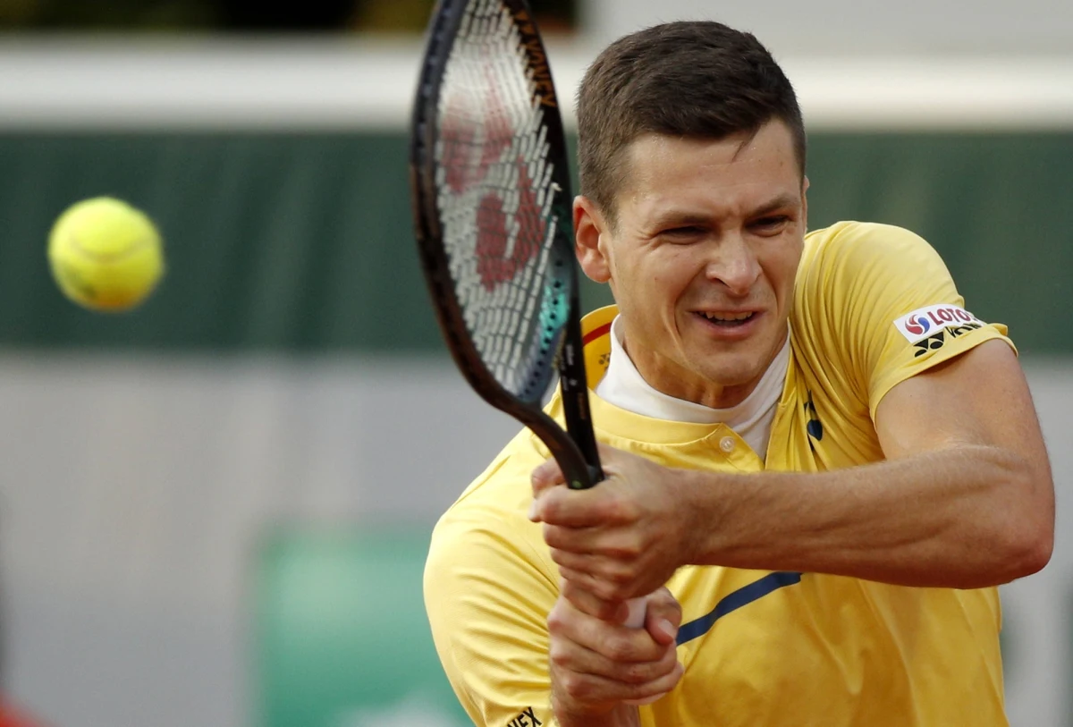 Jeszcze 10 dni hotelowej kwarantanny czeka Huberta Hurkacza przed Australian Open. Takie procedury obowiązują każdego zdrowego uczestnika tego wielkoszlemowego turnieju. To jednak nietypowa kwarantanna, bo w hotelowym pokoju trzeba spędzić 19 godzin. Pozostałe 5 można poświęcić na trening. Sprawdziliśmy, jak ten czas spędza polski zwycięzca ostatnia turnieju w Delray Beach.