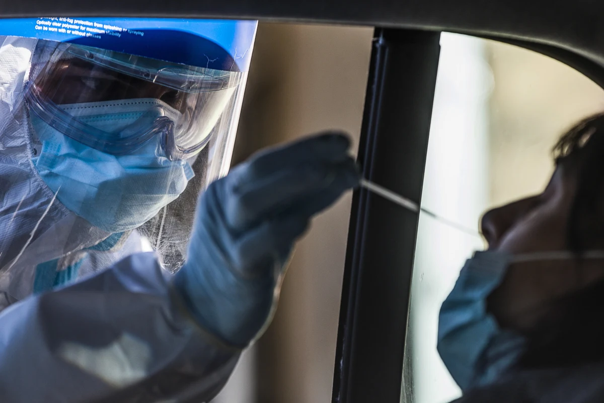 Ministerstwo Zdrowia informuje o 4835 nowych przypadkach zakażenia koronawirusem. Ostatniej doby zmarło 291 chorych na Covid-19. Bilans epidemii koronawirusa w Polsce to 1443804 zakażonych. Nie żyje 33698 spośród nich.