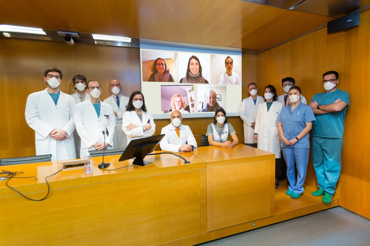 Pilotażowe badania kliniczne przynoszą obiecujące wyniki na temat skuteczności iwermektyny w łagodzeniu objawów Covid-19. O tym, że popularny lek przeciwpasożytniczy zwalcza koronawirusa w kulturach komórek, poinformowali w kwietniu ubiegłego roku australijscy naukowcy. Najnowsze wyniki, opublikowane dziś na łamach czasopisma "EClinicalMedicine" przez hiszpańskich badaczy wskazują na to, że iwermektyna skraca przebieg choroby i wielokrotnie zmniejsza liczbę wydzielanych cząstek koronawirusa.