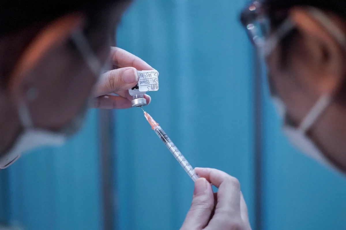 Kolejna zaskakująca zmiana w rządowym programie szczepień. Do grupy pierwszej, mającej pierwszeństwo do zaszczepienia się przeciwko Covid-19, dopisano m.in. prokuratorów czy funkcjonariuszy Centralnego Biura Antykorupcyjnego. W związku z tym osoby przewlekle chore, które wcześniej widniały na liście w grupie drugiej obok prokuratorów, będą musiały na swoją kolej do szczepienia poczekać dłużej.