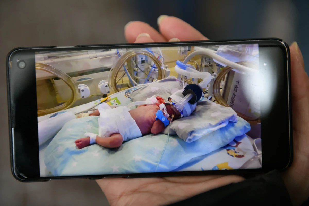 W poród zaangażowanych było 30 osób, cała piątka przyszła na świat w niespełna kwadrans - w poznańskim szpitalu przy ulicy Polnej na świat w poniedziałek przyszły pięcioraczki. To Anastazja, Klara, Laura, Wiktoria i Maksymilian. Najmniejsza z rodzeństwa ma 700 gramów. 