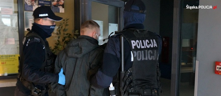 Aż osiem osób zatrzymano w sprawie śmierci mężczyzny, którego ciało znaleziono kilka dni temu w Żorach na Śląsku. Zarzuty postawiono pięciu podejrzanym. Cztery osoby są tymczasowo aresztowane.