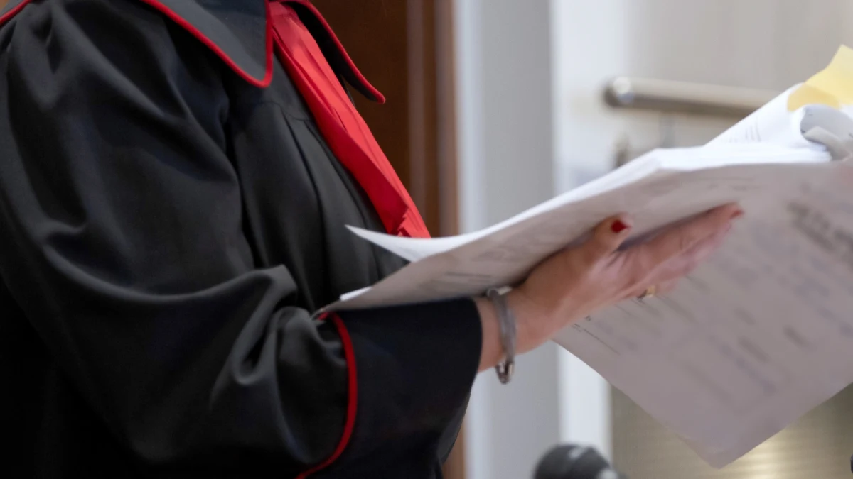 Pilne delegacje dla prokuratorów ze stowarzyszenia "Lex Super Omnia", które krytykuje forsowane przez obóz rządzący zmiany w wymiarze sprawiedliwości. Pięcioro śledczych musi jutro rano stawić się do pracy w odległych nawet o kilkaset kilometrów jednostkach. Delegacje podpisał prokurator krajowy Bogdan Święczkowski. Prok. Ewa Wrzosek z Warszawy, przeniesiona o ponad 300 km, stwierdza w rozmowie z RMF FM wprost: "Odbieram to jednoznacznie: jako szykanę".