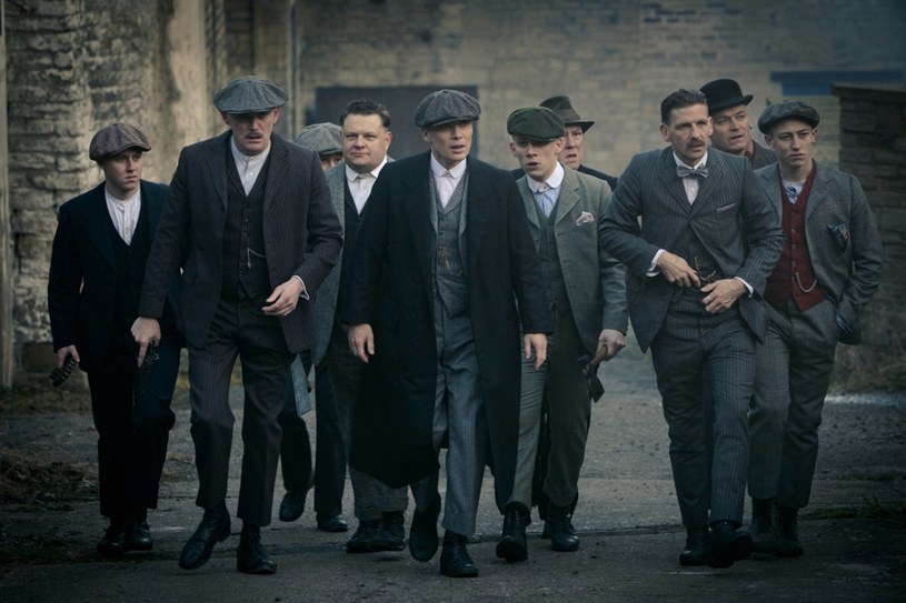 18 stycznia gruchnęła wieść o tym, że szósty sezon serialu "Peaky Blinders" będzie zarazem ostatnim. Twórca serialu, Steven Knight, zapowiedział jednak, że ta opowieść o klanie Shelbych będzie miała ciąg dalszy, ale w innej formie. Jakiej? Jak zdradza portalowi "Deadline", widzowie mogą liczyć na film pełnometrażowy.

