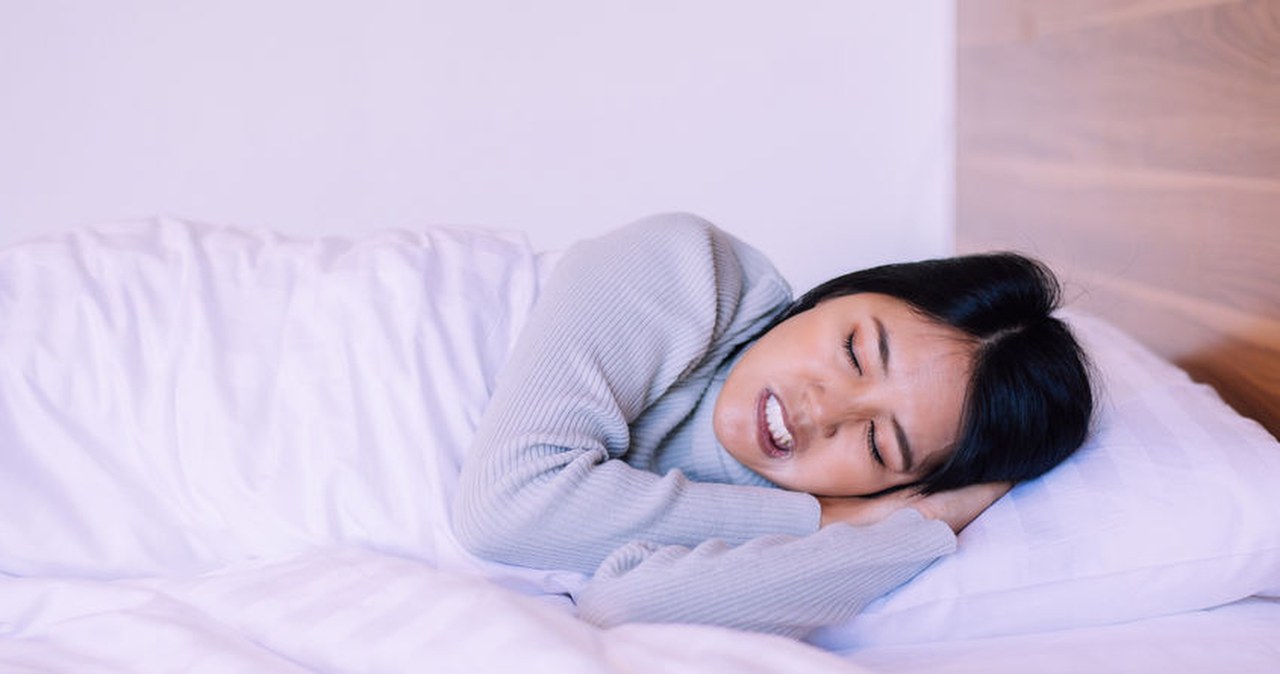 Budzisz się zmęczony i boli cię szczęka? Sprawdź, czy nie masz bruksizmu