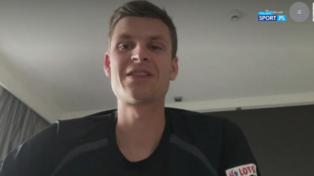 Hubert Hurkacz jest od kilku dni w Melbourne, gdzie 8 lutego rozpocznie się wielkoszlemowy turniej Australian Open. polski tenisista dopiero we wtorek rozpoczął treningi na korcie, wcześniej był "uwięziony" w pokoju hotelowym, gdzie starał się wykonywać przeróżne ćwiczenia. - Z rakietą raczej trudno było trenować. Odbiłem kilka piłek o szybę w oknie, z materacem jeszcze nie grałem. Cieszę się, że nareszcie na kilka godzin można wyjść na kort. Już nie mogę się doczekać lutego, wtedy obostrzenia zostaną jeszcze bardziej złagodzone - powiedział 29. zawodnik rankingu ATP.