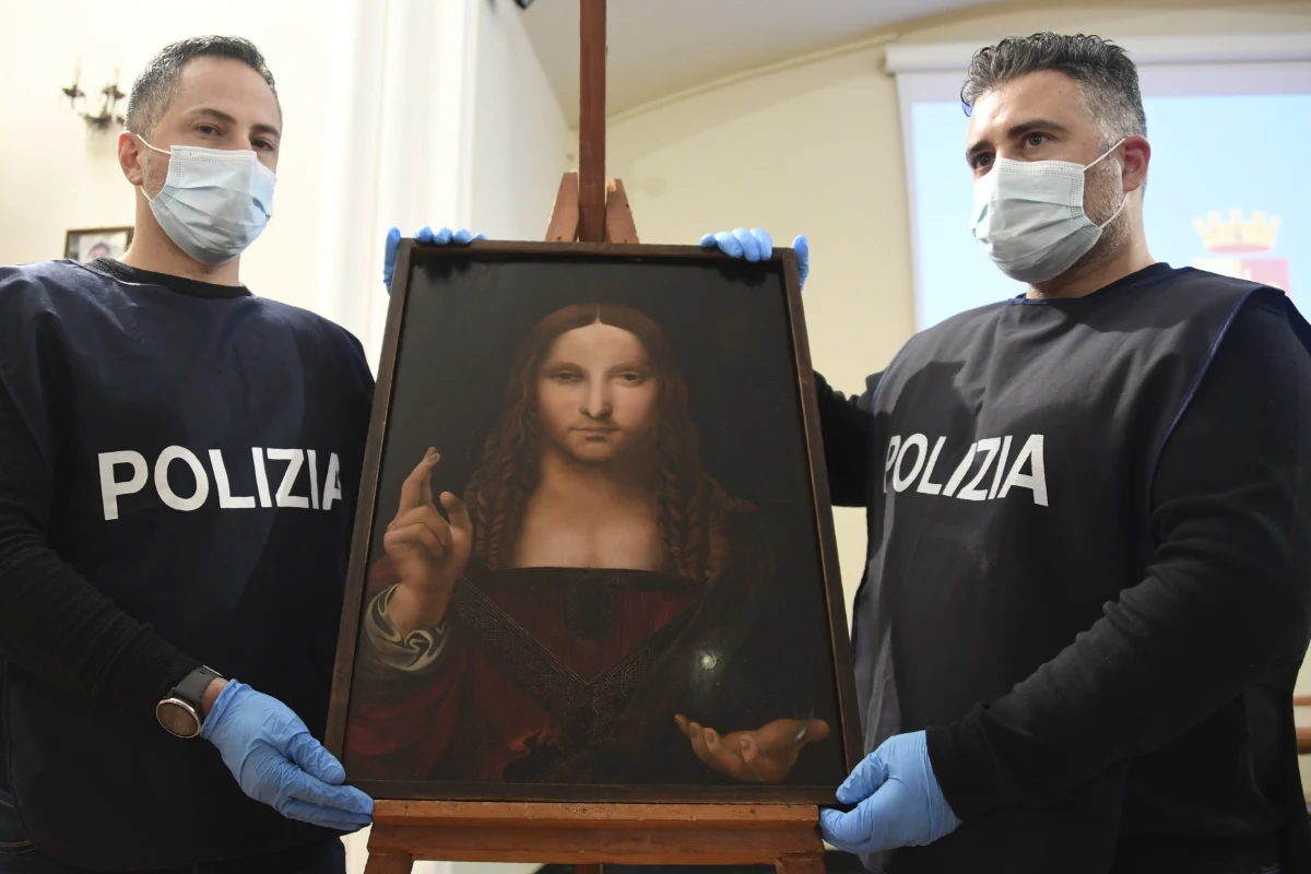 Liczący ponad 500 lat obraz "Salvator Mundi" namalowany przez jednego z "uczniów" Leonarda da Vinci, skradziony z muzeum bazyliki w Neapolu, odnaleziono w mieszkaniu w tym mieście. W muzeum długo nie wiedziano o kradzieży, bo sala, w której było dzieło, jest zamknięta.