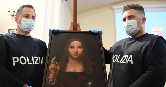 Liczący ponad 500 lat obraz "Salvator Mundi" namalowany przez jednego z "uczniów" Leonarda da Vinci, skradziony z muzeum bazyliki w Neapolu, odnaleziono w mieszkaniu w tym mieście. W muzeum długo nie wiedziano o kradzieży, bo sala, w której było dzieło, jest zamknięta.