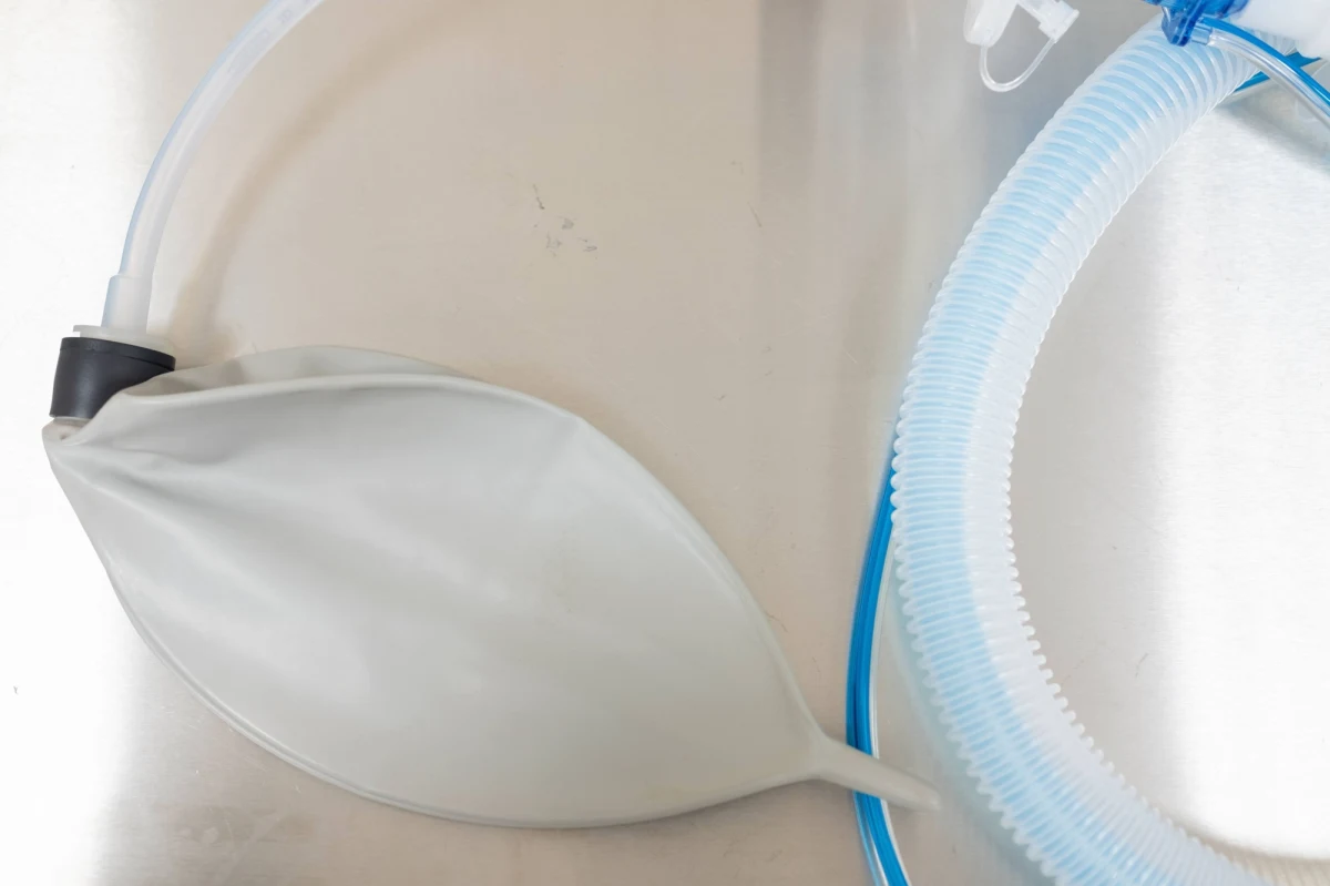 Elektryk z jednej z katalońskich miejscowości uratował swoją sąsiadkę, podłączając jej respirator do generatora prądu zasilającego uliczne latarnie. Do zdarzenia doszło podczas śnieżycy "Filomena", której skutki wciąż odczuwane są w Hiszpanii.