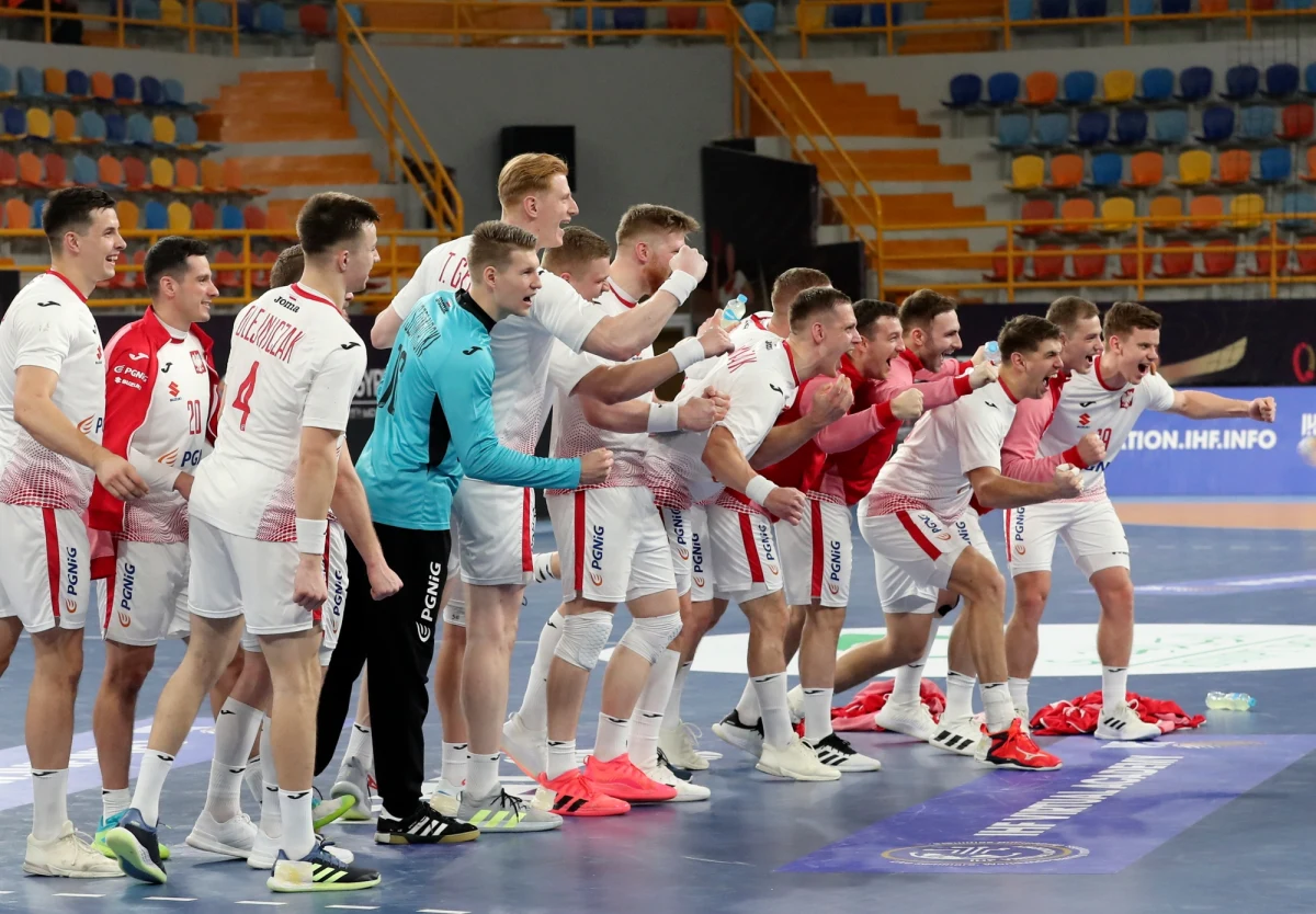 Fantastyczny mecz polskich piłkarzy ręcznych! Biało-czerwoni wręcz znokautowali Brazylijczyków 33:23 (do pierwszej połowy 13:11). Nasi szczypiorniści jednak już wcześniej zapewnili sobie awans do drugiej rundy turnieju. Wszystko dzięki porażce Tunezji z Hiszpanią 30:36 (14:17). 