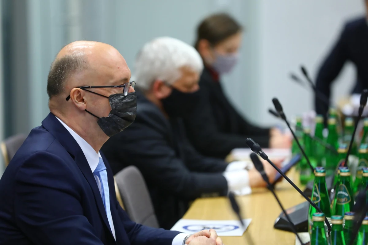 Sejmowa komisja sprawiedliwości i praw człowieka po ponad sześciogodzinnym posiedzeniu pozytywnie zaopiniowała kandydaturę Piotra Wawrzyka na Rzecznika Praw Obywatelskich (RPO). Kandydatury Zuzanny Rudzińskiej-Bluszcz i Roberta Gwiazdowskiego oceniono negatywnie.