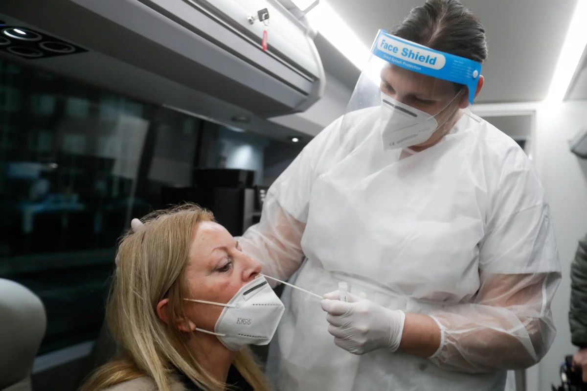 "Kraje Unii Europejskiej powinny zwiększyć badania próbek pozytywnych przypadków Covid-19 na obecność nowych wariantów takich jak brytyjski czy południowoafrykański do co najmniej 5 proc., a najlepiej 10 proc” - rekomenduje Komisja Europejska. Problem w tym, że Polska na razie ogóle nie robi takich badań. Badania takie mają się dopiero rozpocząć pod kierunkiem prof. Krzysztofa Pyrcia, który w rozmowie z naszą dziennikarką Katarzyną Szymańską-Borginon przyznał, że czeka na próbki niezbędne do testowania już od dwóch tygodni. 