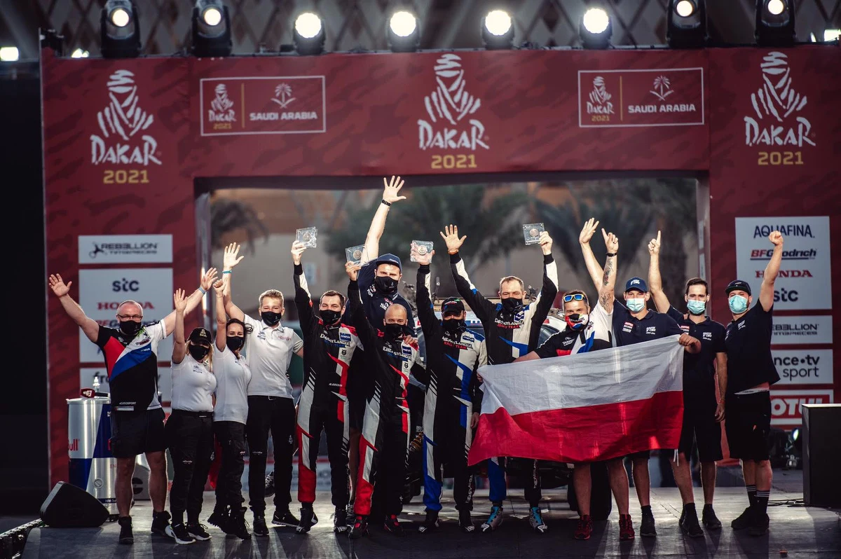 Energylandia Rally Team ma za sobą debiut w Rajdzie Dakar. Z pierwszego udziału w najtrudniejszym rajdzie świata są zadowoleni kierowcy zespołu. Michał Goczał z pilotem Szymonem Gospodarczykiem zajęli 4. miejsce w klasyfikacji generalnej lekkich samochodów SSV. Na 8. miejscu rywalizację zakończył Marek Goczał z Rafałem Martonem. "Zawsze mam takie tendencje, żeby walczyć o najwyższe cele, ale znałem też specyfikę tego rajdu oraz swoje miejsce w szeregu i z uzyskanego rezultatu jestem tym bardziej szczęśliwy” – podkreśla Michał Goczał. O najtrudniejszych momentach na Dakarze, ale też o spełnieniu największego marzenia w życiu z braćmi Michałem i Markiem Goczałami rozmawiał Wojciech Marczyk z redakcji sportowej RMF FM. 