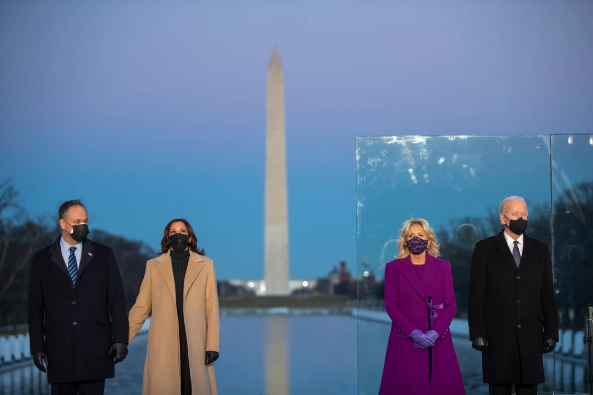 Zamiast dziesiątek tysięcy zaproszonych gości i widzów – 26 tysięcy żołnierzy Gwardii Narodowej, wydarzenia towarzyszące mniej liczne i najczęściej w wersji online: zaprzysiężenie Joe Bidena na prezydenta Stanów Zjednoczonych będzie różnić się od wcześniejszych prezydenckich inauguracji z powodu pandemii i niedawnych zamieszek na Kapitolu. Z tradycją postanowił zerwać również odchodzący prezydent: Donald Trump nie weźmie udziału w uroczystości.